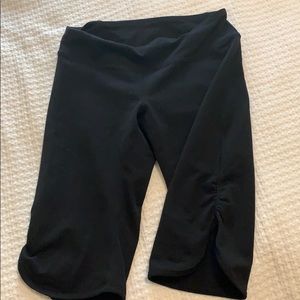 Zella ruched knee length yoga shorts “Live in”